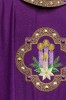 Fioletowy ornat ze złotym haftem i obszyciem – zdjęcie 8