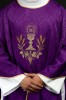 Żakardowy ornat fioletowy z kielichem i Hostią – widok główny