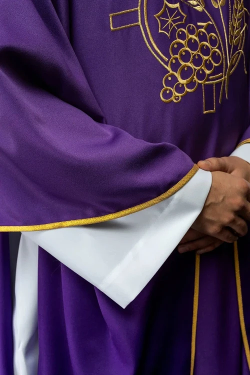 Satynowy ornat fioletowy z kłosami i krzyżem – zdjęcie 4