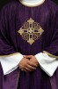 Ornat fioletowy ze złotym haftem krzyża – widok główny
