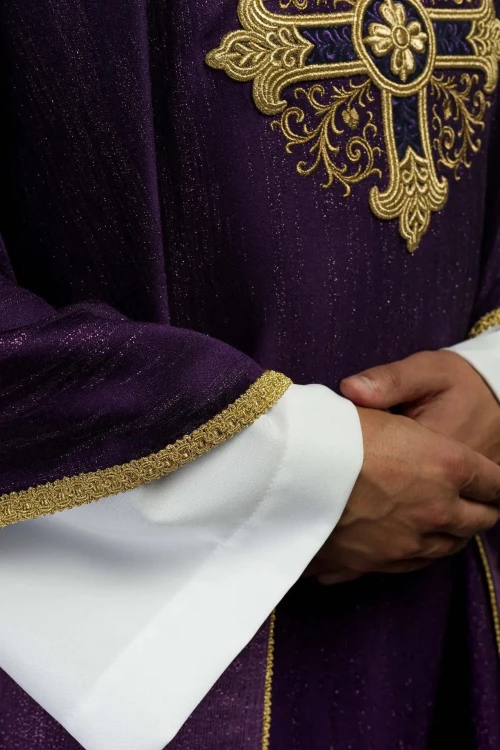 Ornat fioletowy ze złotym haftem krzyża – zdjęcie 4