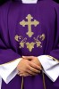 Ornat fioletowy z krzyżem i szerokim kołnierzem – widok główny