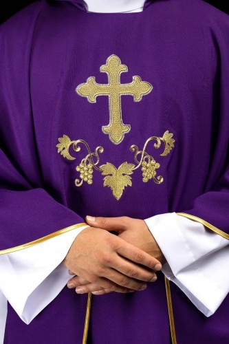 Ornat fioletowy z krzyżem i szerokim kołnierzem – widok główny