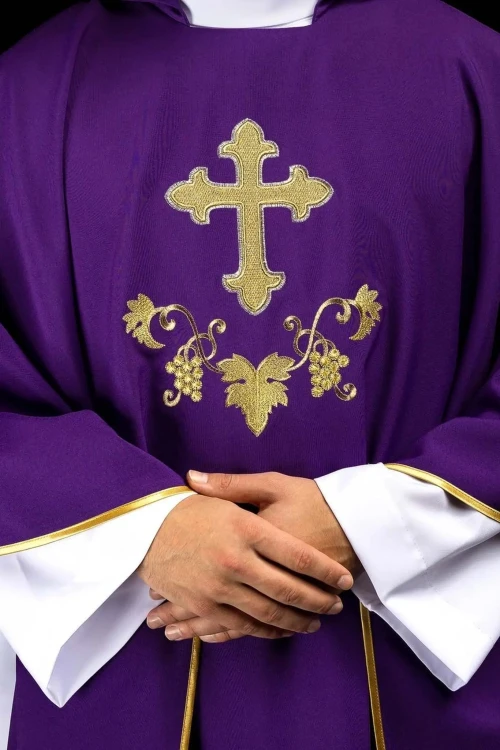 Ornat fioletowy z krzyżem i szerokim kołnierzem – widok główny