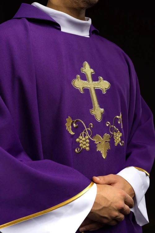 Ornat fioletowy z krzyżem i szerokim kołnierzem – zdjęcie 5