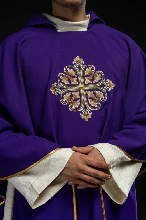 Ornat fioletowy ze złotym krzyżem na szerokim kołnierzu – zdjęcie 3