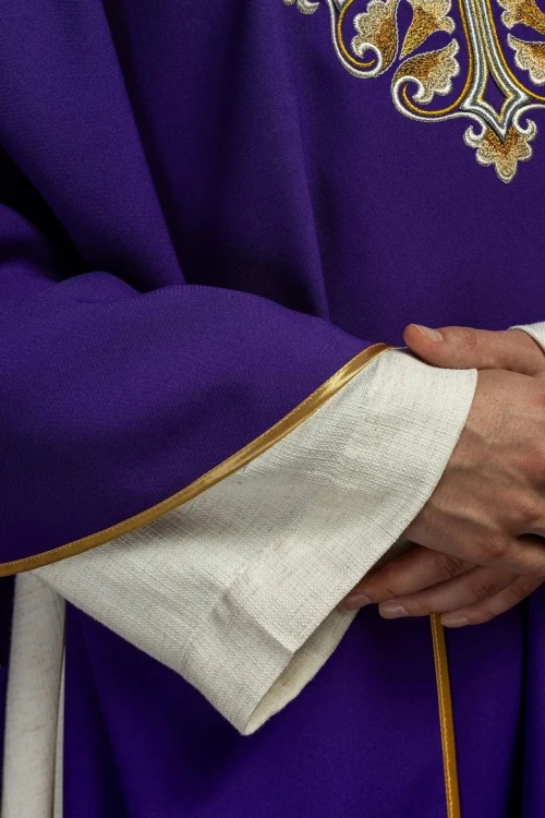 Ornat fioletowy ze złotym krzyżem na szerokim kołnierzu – zdjęcie 5