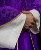 Ornat fioletowy z krzyżem na wzorzystej tkaninie – zdjęcie 4