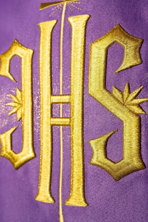 Ornat fioletowy z pasem IHS i złotym obszyciem – zdjęcie 3