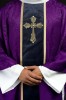 Żakardowy ornat fioletowy z pasem i krzyżem – widok główny