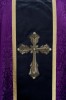 Żakardowy ornat fioletowy z pasem i krzyżem – zdjęcie 4