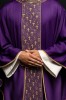 Ornat fioletowy ze złotym pasem krzyży – widok główny