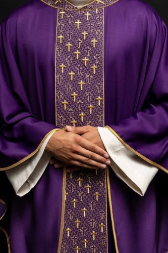 Ornat fioletowy ze złotym pasem krzyży – widok główny