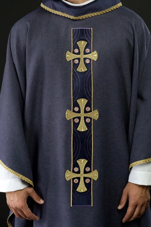 Ornat fioletowy ze złotymi krzyżami – widok główny