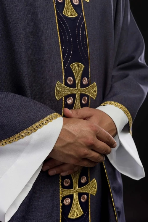 Ornat fioletowy ze złotymi krzyżami – zdjęcie 4
