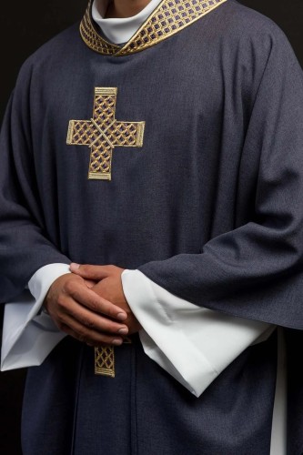 Ornat fioletowy z krzyżami na kołnierzu – widok główny