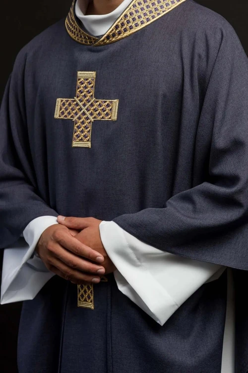 Ornat fioletowy z krzyżami na kołnierzu – widok główny