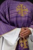 Ornat fioletowy z krzyżem jerozolimskim – zdjęcie 4