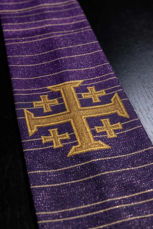 Ornat fioletowy z krzyżem jerozolimskim – zdjęcie 10