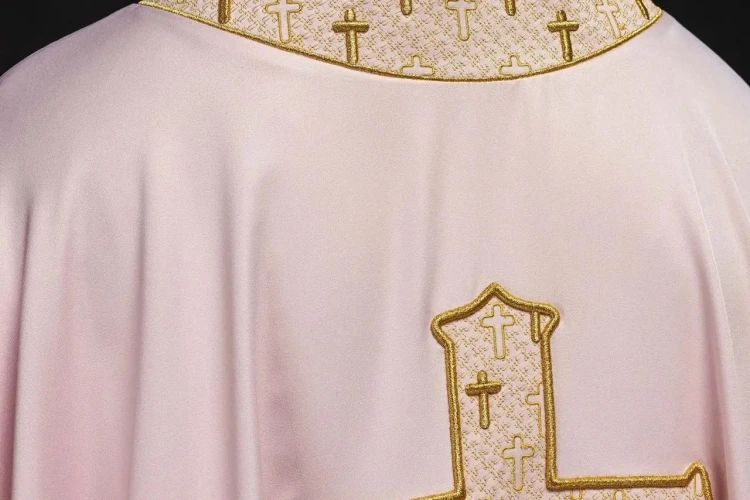 Ornat różowy z krzyżem na kołnierzu – zdjęcie 6