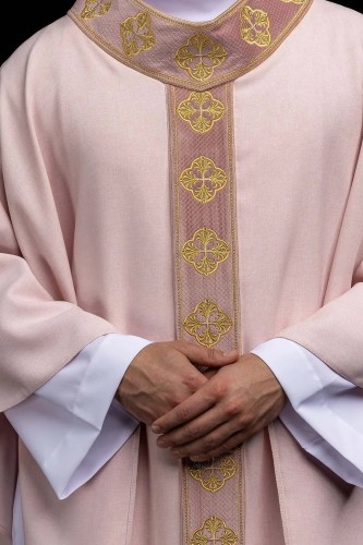 Ornat różowy z haftowanym pasem i krzyżem na kołnierzu – zdjęcie 1