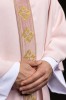 Ornat różowy z haftowanym pasem i krzyżem na kołnierzu – zdjęcie 4
