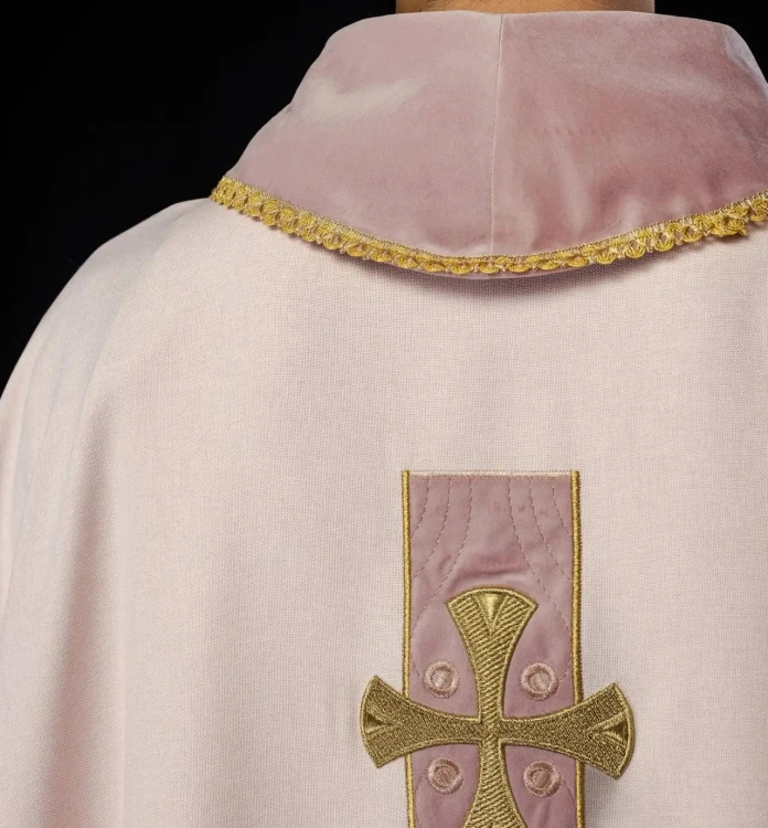 Ornat różowy z haftowanymi krzyżami i ozdobnym kołnierzem – zdjęcie 7