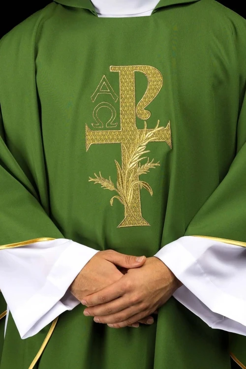 Ornat zielony z haftem Alfa i Omega oraz szerokim kołnierzem – zdjęcie 1