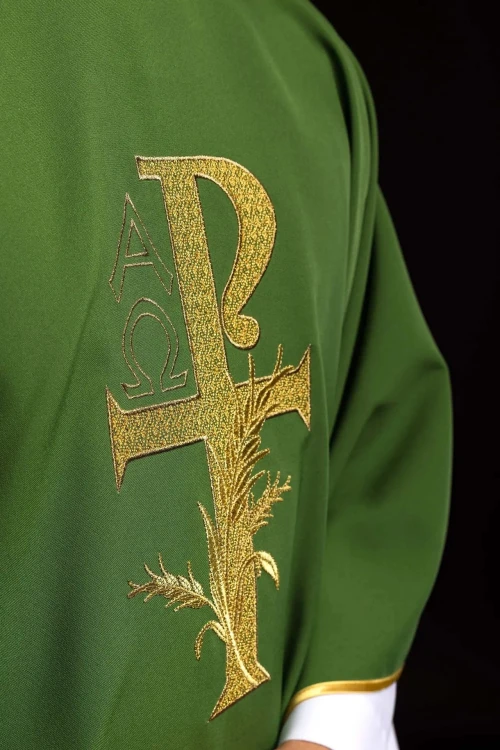 Ornat zielony z haftem Alfa i Omega oraz szerokim kołnierzem – zdjęcie 3