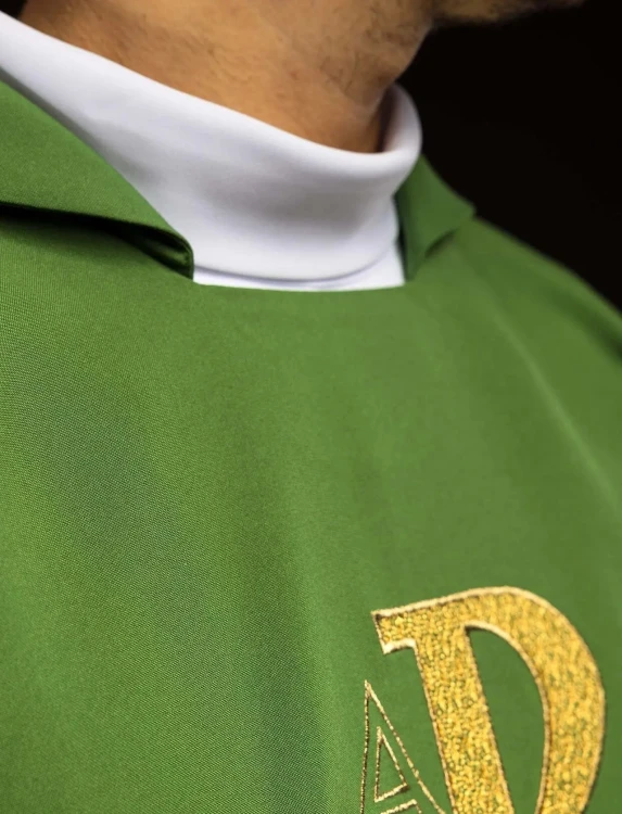 Ornat zielony z haftem Alfa i Omega oraz szerokim kołnierzem – zdjęcie 5