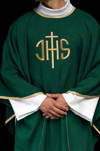 Ornat zielony z haftem IHS i złotym obszyciem – zdjęcie 1