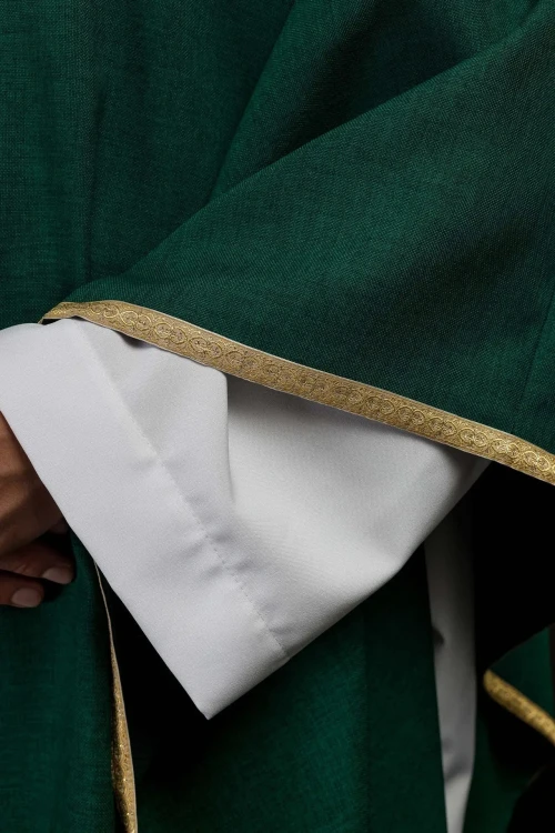Ornat zielony z haftem IHS i złotym obszyciem – zdjęcie 5