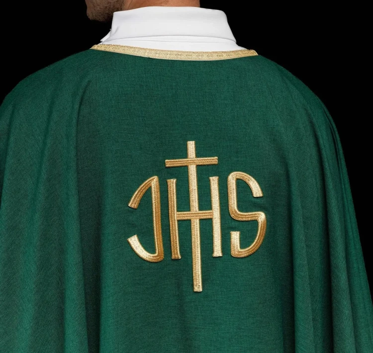 Ornat zielony z haftem IHS i złotym obszyciem – zdjęcie 7