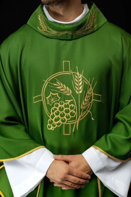 Ornat zielony satynowy z haftem kłosów i krzyża – zdjęcie 3