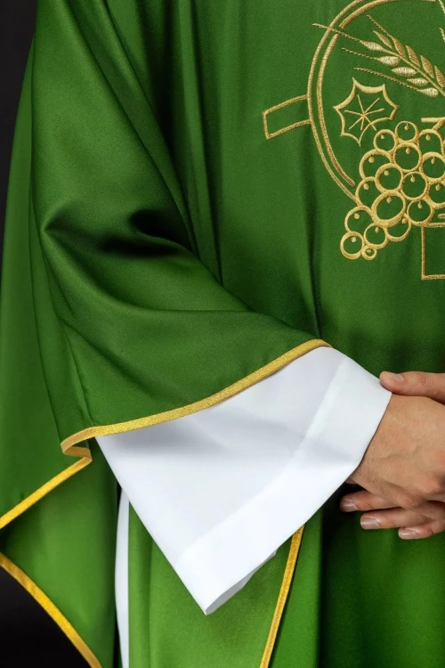 Ornat zielony satynowy z haftem kłosów i krzyża – zdjęcie 4