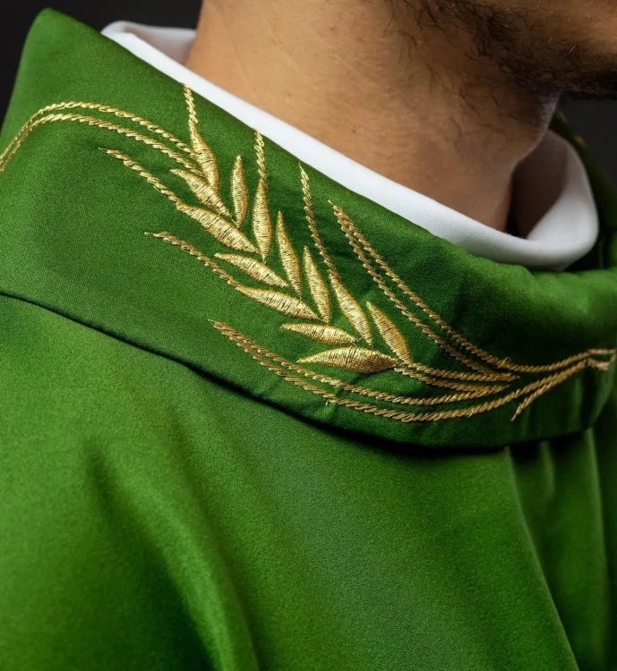 Ornat zielony satynowy z haftem kłosów i krzyża – zdjęcie 5
