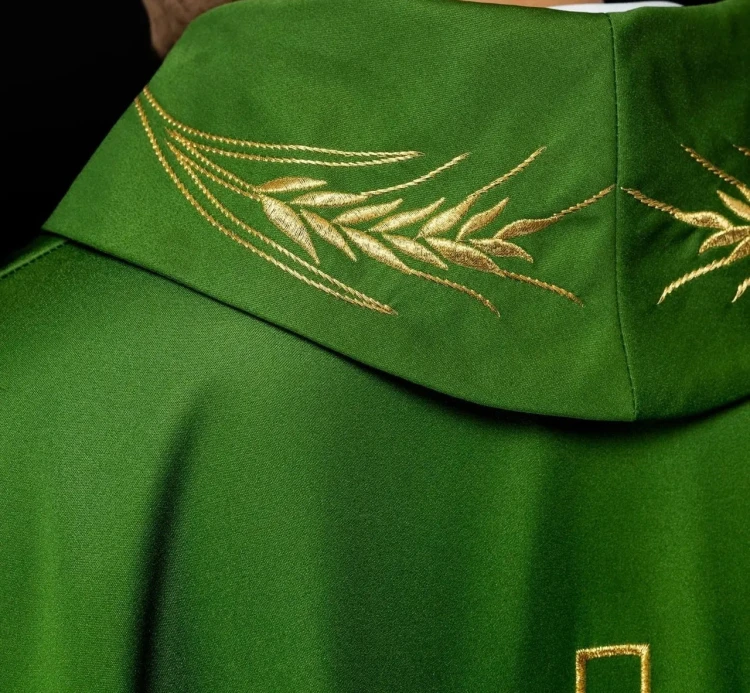Ornat zielony satynowy z haftem kłosów i krzyża – zdjęcie 6