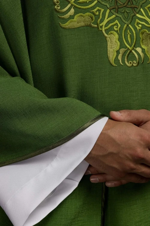 Ornat zielony z haftowanym krzyżem i kołnierzem golfowym – zdjęcie 4