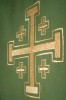 Ornat zielony z haftowanym krzyżem i złotym obszyciem – zdjęcie 3