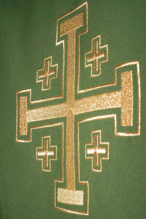Ornat zielony z haftowanym krzyżem i złotym obszyciem – zdjęcie 3