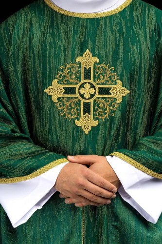 Ornat zielony z haftowanym złotym krzyżem – zdjęcie 1