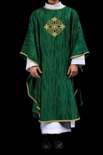 Ornat zielony z haftowanym złotym krzyżem – zdjęcie 2