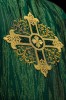 Ornat zielony z haftowanym złotym krzyżem – zdjęcie 3