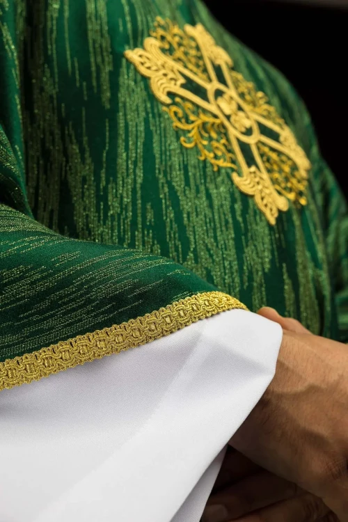 Ornat zielony z haftowanym złotym krzyżem – zdjęcie 4