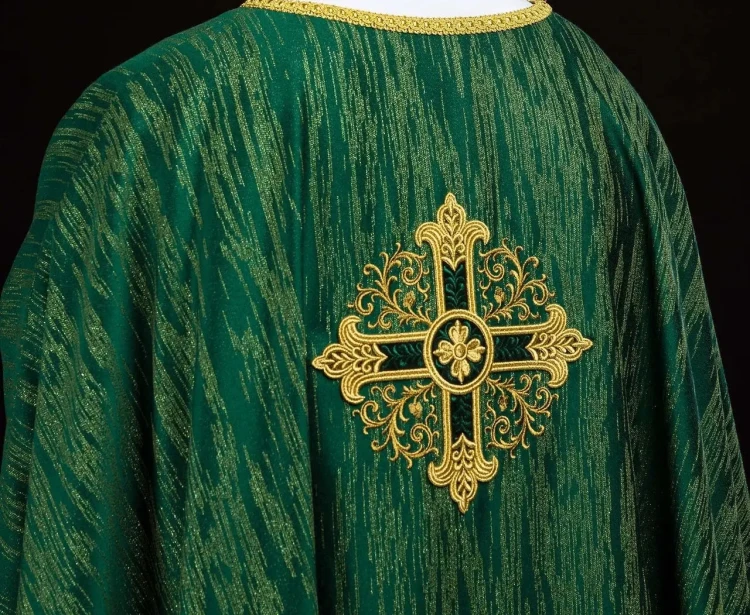 Ornat zielony z haftowanym złotym krzyżem – zdjęcie 7