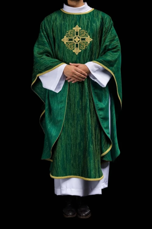 Ornat zielony z haftowanym złotym krzyżem – zdjęcie 9