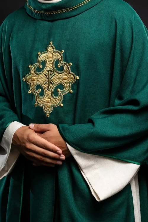 Ornat zielony z haftowanym krzyżem i złotym kołnierzem – zdjęcie 1