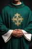 Ornat zielony z haftowanym krzyżem i złotym kołnierzem – zdjęcie 3