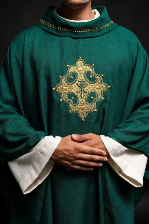 Ornat zielony z haftowanym krzyżem i złotym kołnierzem – zdjęcie 3
