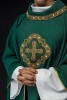 Ornat zielony z haftowanym krzyżem i dekoracyjnym kołnierzem – zdjęcie 1